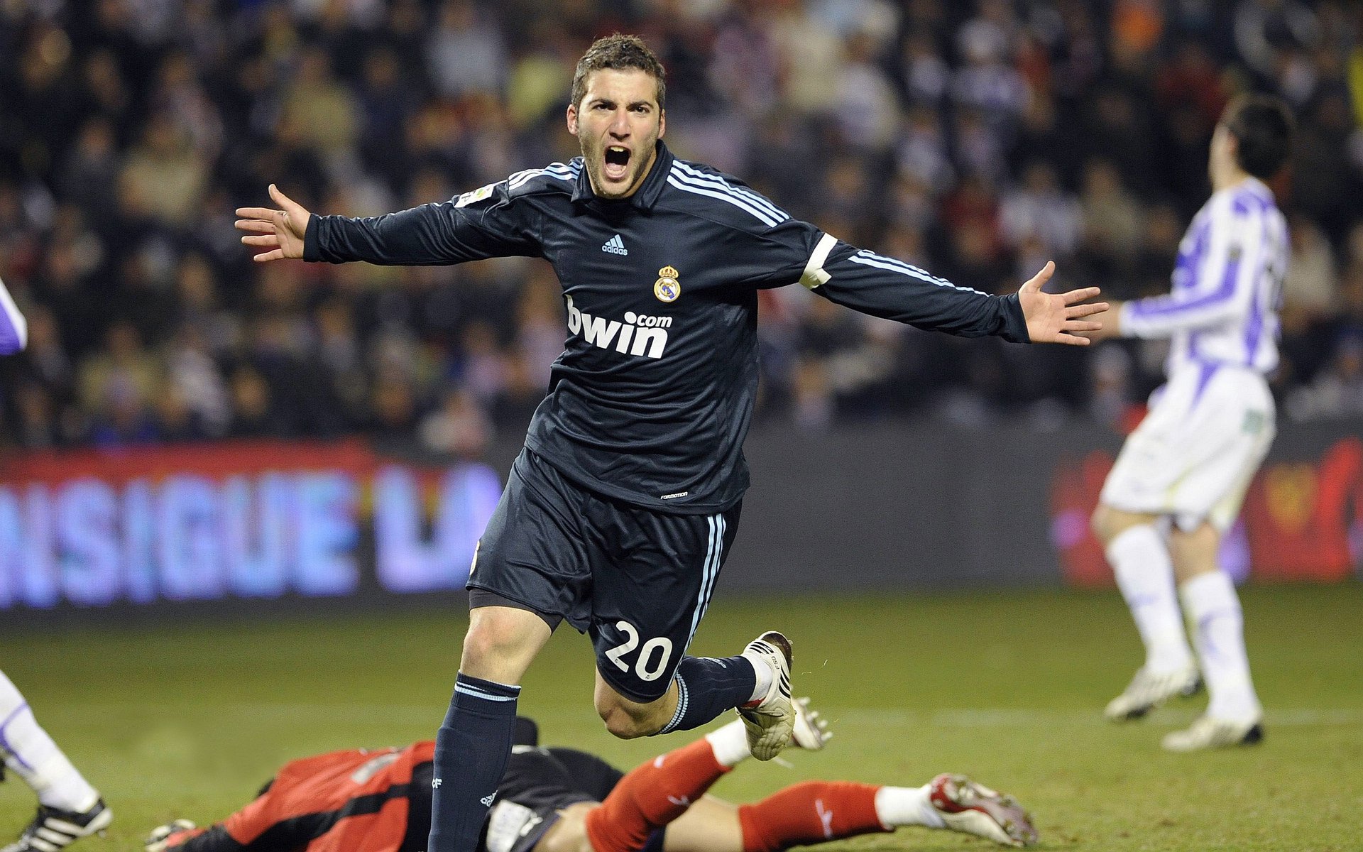 战队选手训练分工明确操作细节追求极致，战队玩法